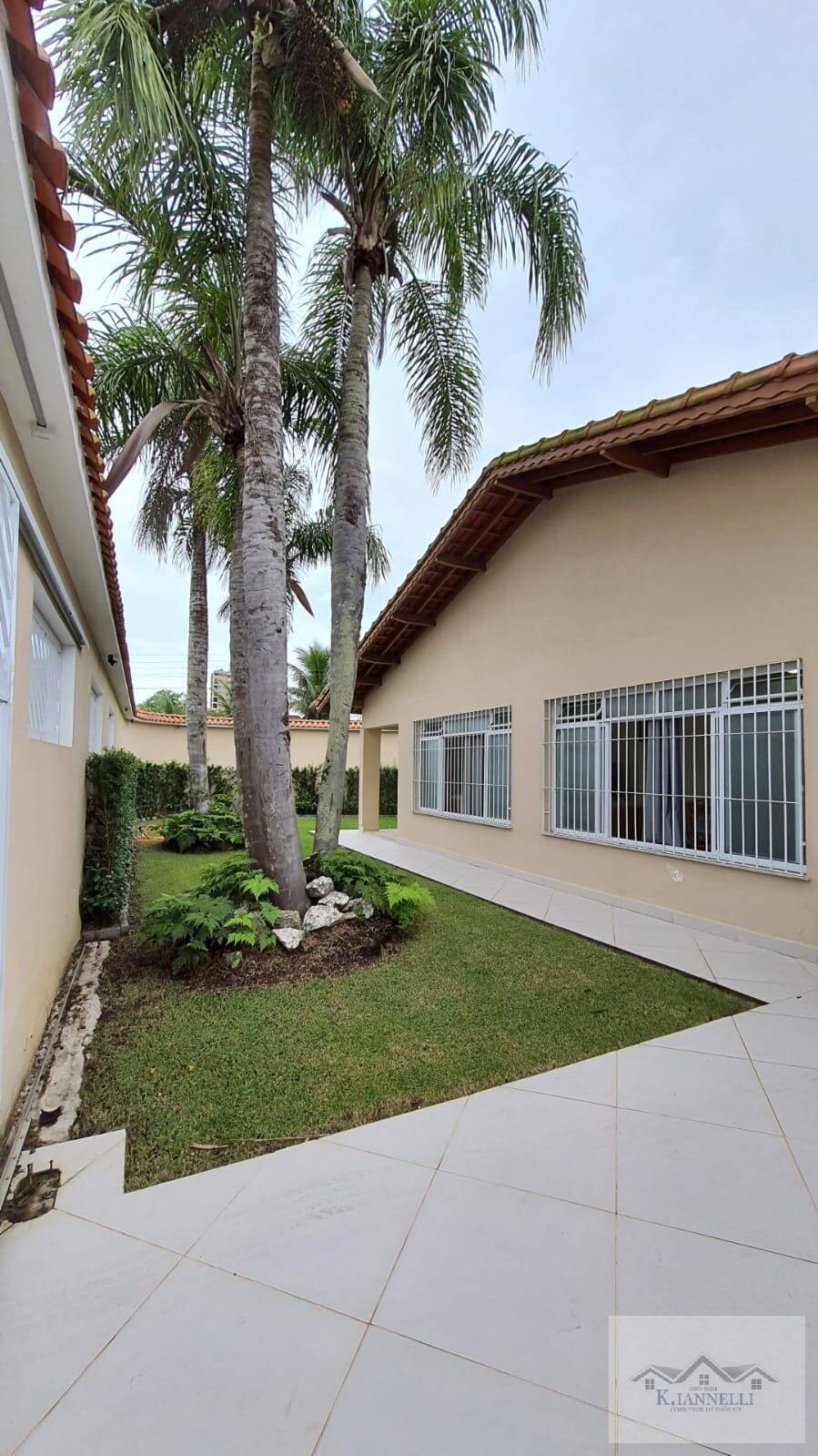 Casa à venda com 7 quartos, 300m² - Foto 1